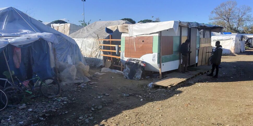 San Ferdinando tent city towards dismantling: migrants relocated, but in batches