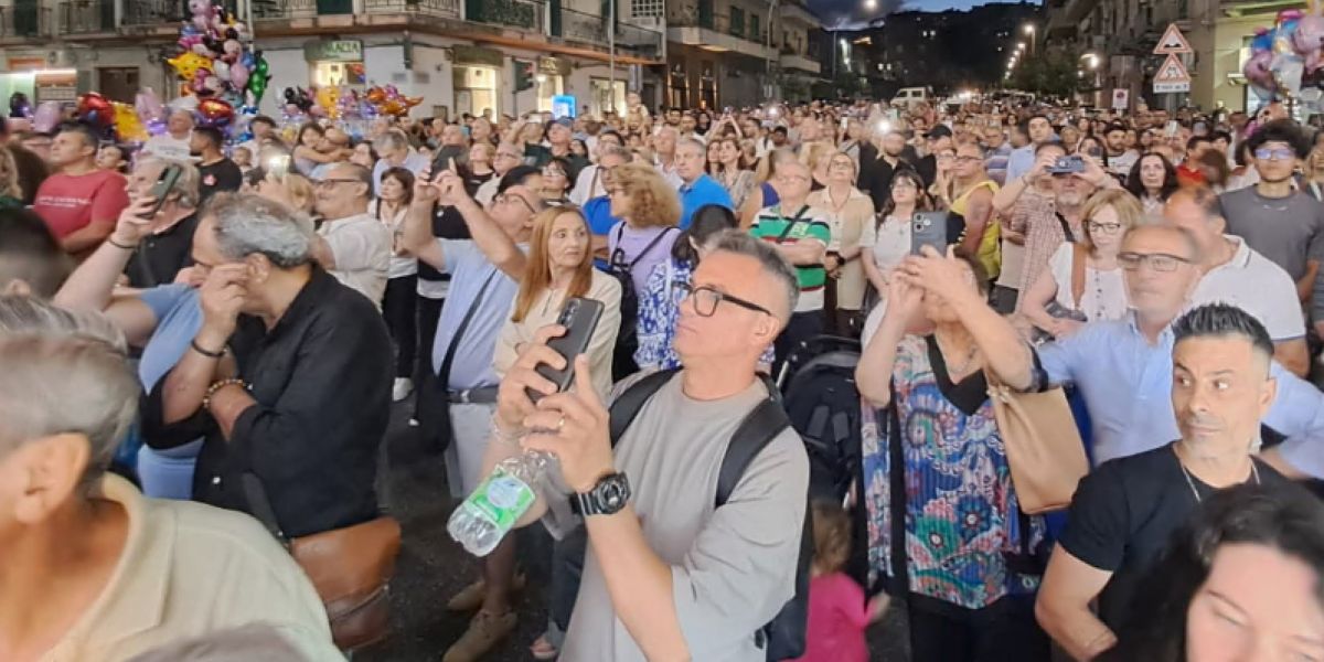 Success of the White Night, today the religious heart of the feast of Sant'Antonio with the procession
