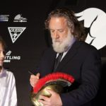 The gladiator Russell Crowe has fun on the red carpet and lights up Taormina
