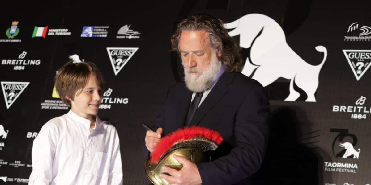 The gladiator Russell Crowe has fun on the red carpet and lights up Taormina