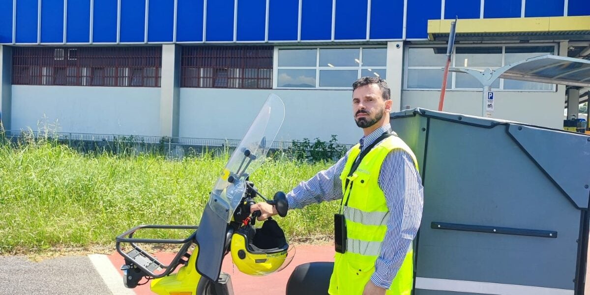 The postman who saved an elderly woman from a house fire in Brescia is Calabrian: "Don't call me a hero"