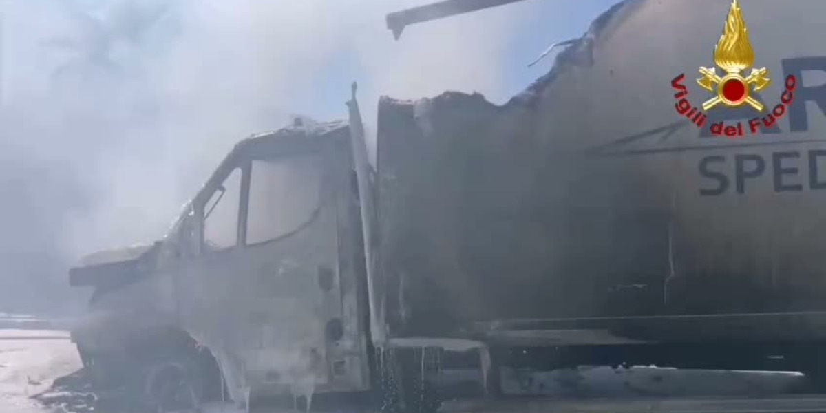 Truck on fire in Botricello, traffic blocked on state road 106 towards Crotone