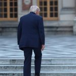 Trump increasingly down in the polls: according to the American Research Group he drops to 30%