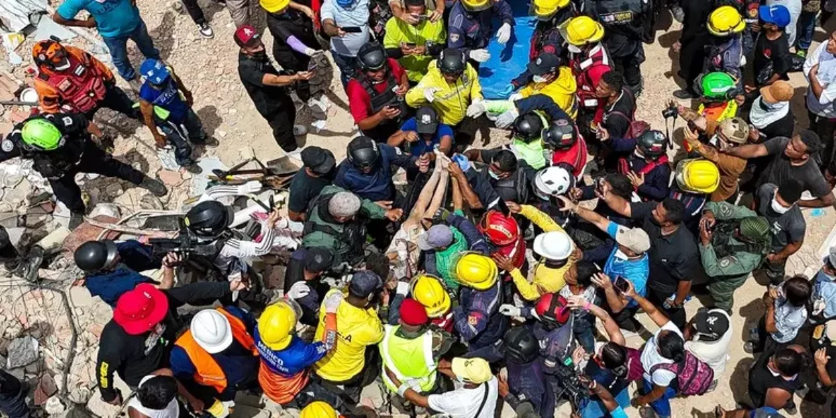 A man and his son were saved in Venezuela. The Italian firefighters identify a 30-year-old mother with her three children