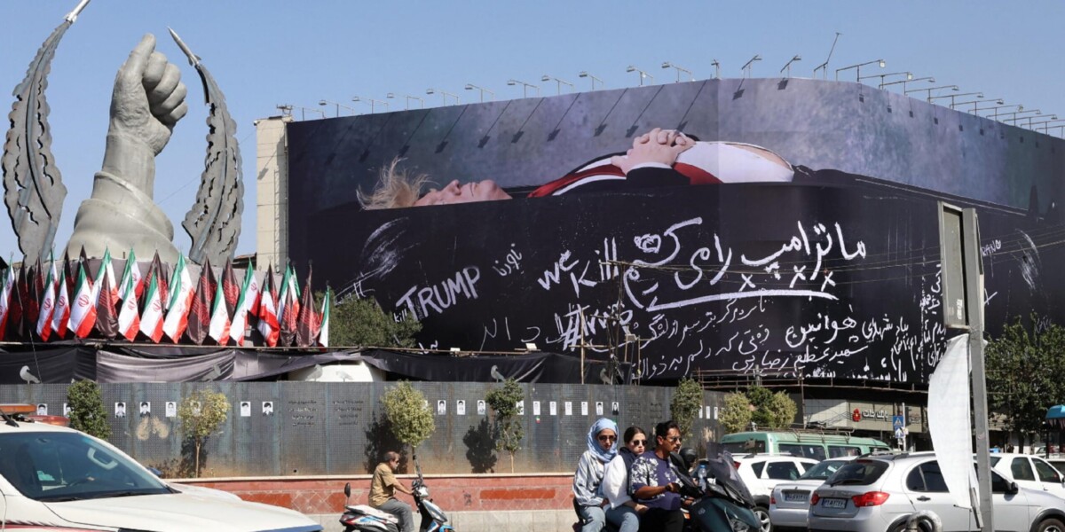Paralysis in Hormuz, the US does not stop the raids and prepares for escalation. In Tehran huge mural with Trump in a coffin