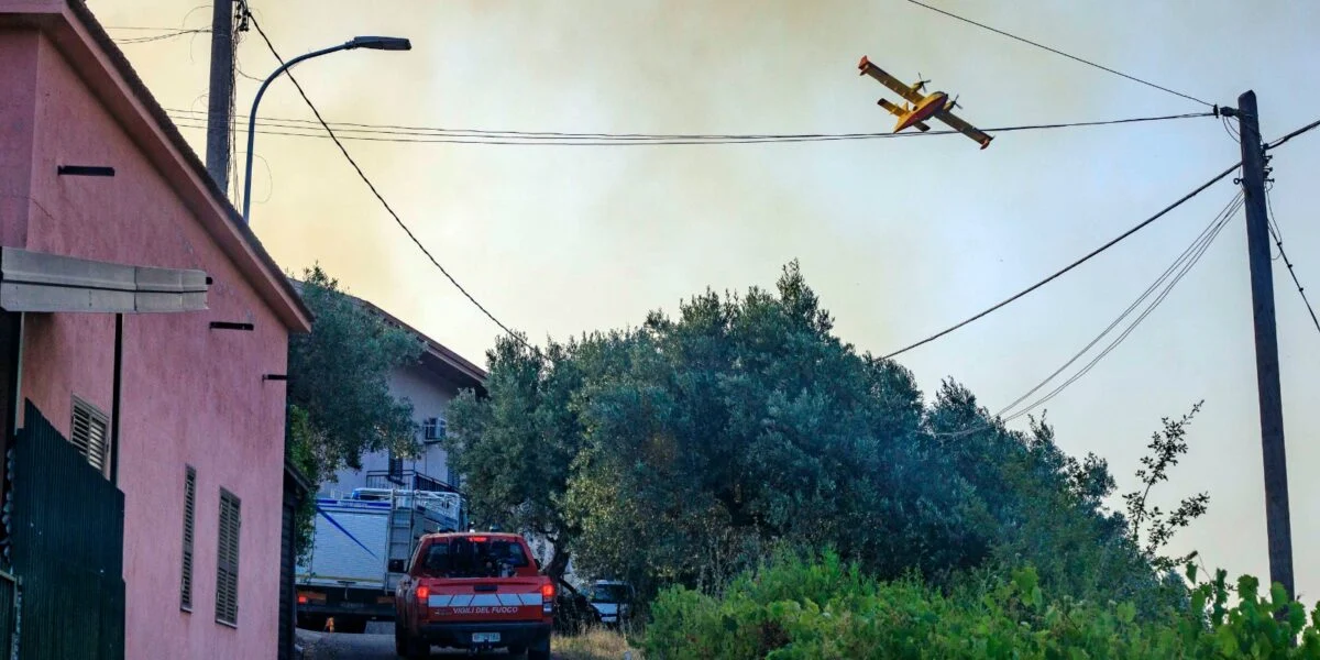 Cosenza, houses threatened by fire in Cozzo del Monaco