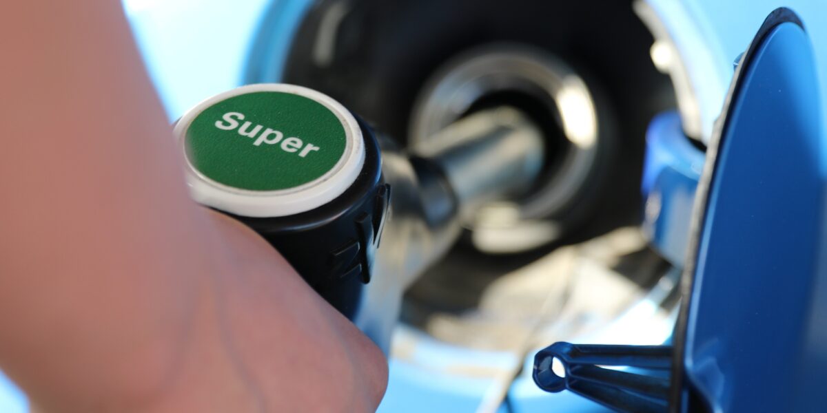 Fuel, summer blow: prices still rising, petrol at 1.949 euros and diesel close to 2.20 on the motorway