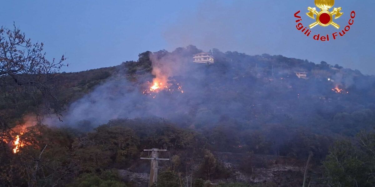 Large fire between Santa Maria di Ricadi and Joppolo: intervention of the firefighters, railway traffic suspended