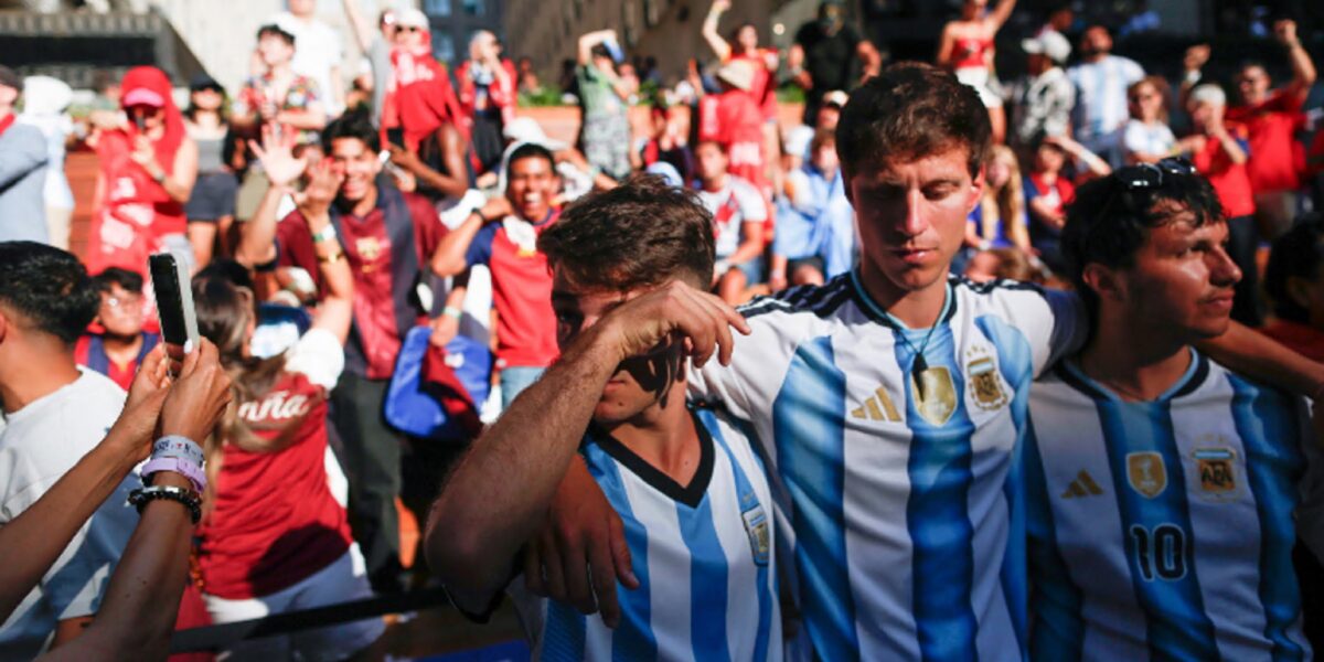 A 24-year-old Argentine fan dies decapitated by a paper bomb at the end of the World Cup final