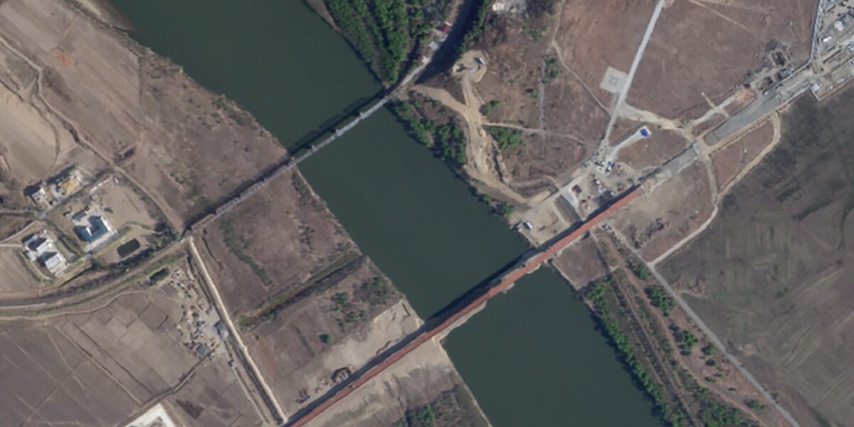 A bridge over the Tumen river between Russia and North Korea: according to the Guardian it could become a logistical corridor invisible to satellites
