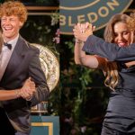 A few steps and smiles, Sinner with Noskova for the Wimbledon champions' dance. And England celebrates it