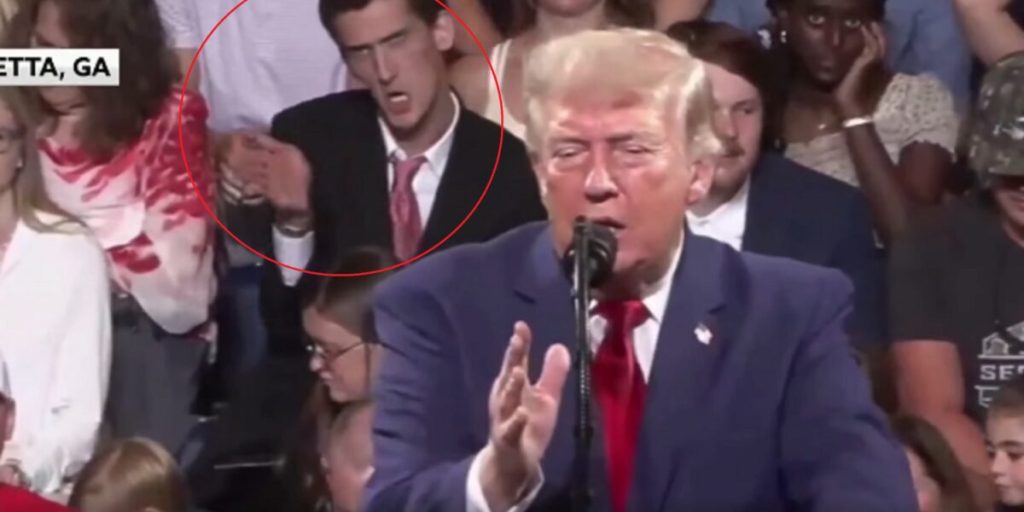 A man imitates Trump at the rally in Georgia: the video goes viral
