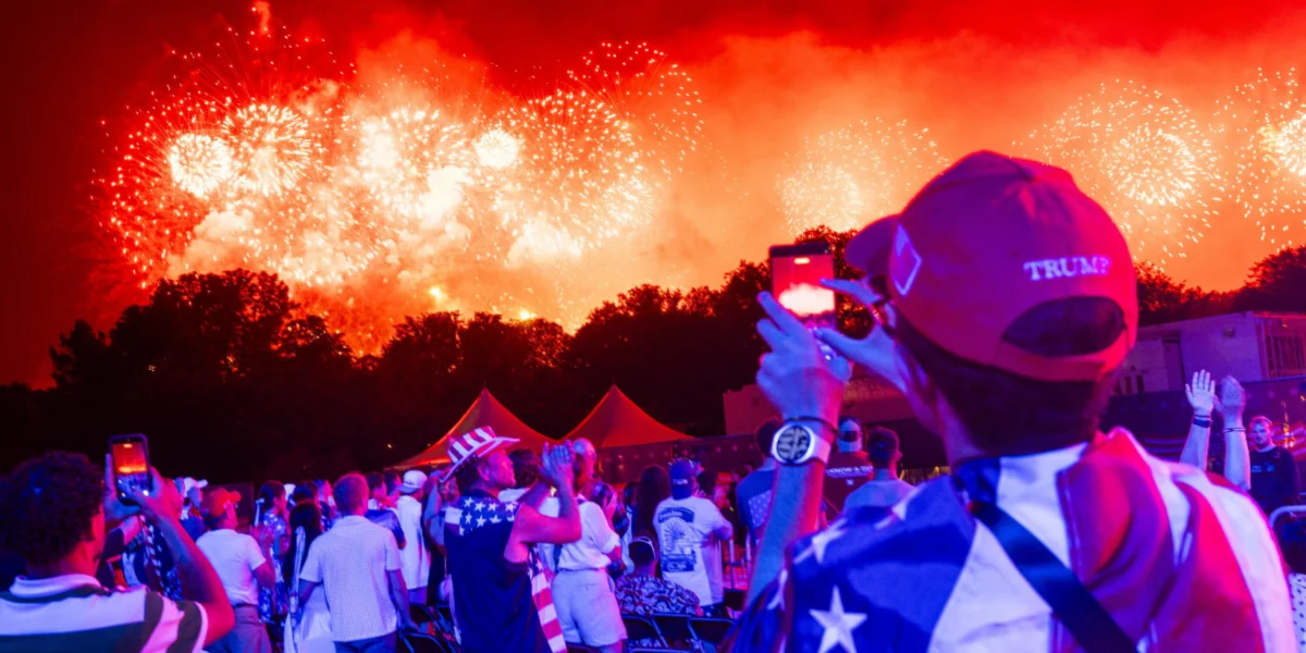 Fear in Chicago during the 4th of July celebrations: Delta plane hits a firework on landing
