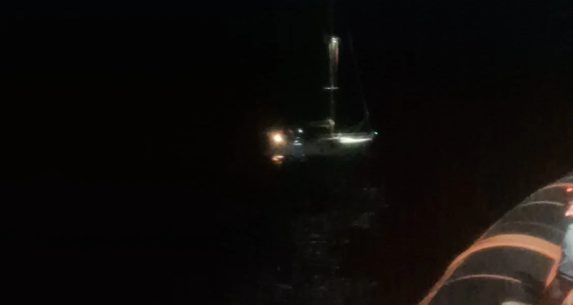 Fear off the coast of Crotone, boat takes on water: a family with a child saved