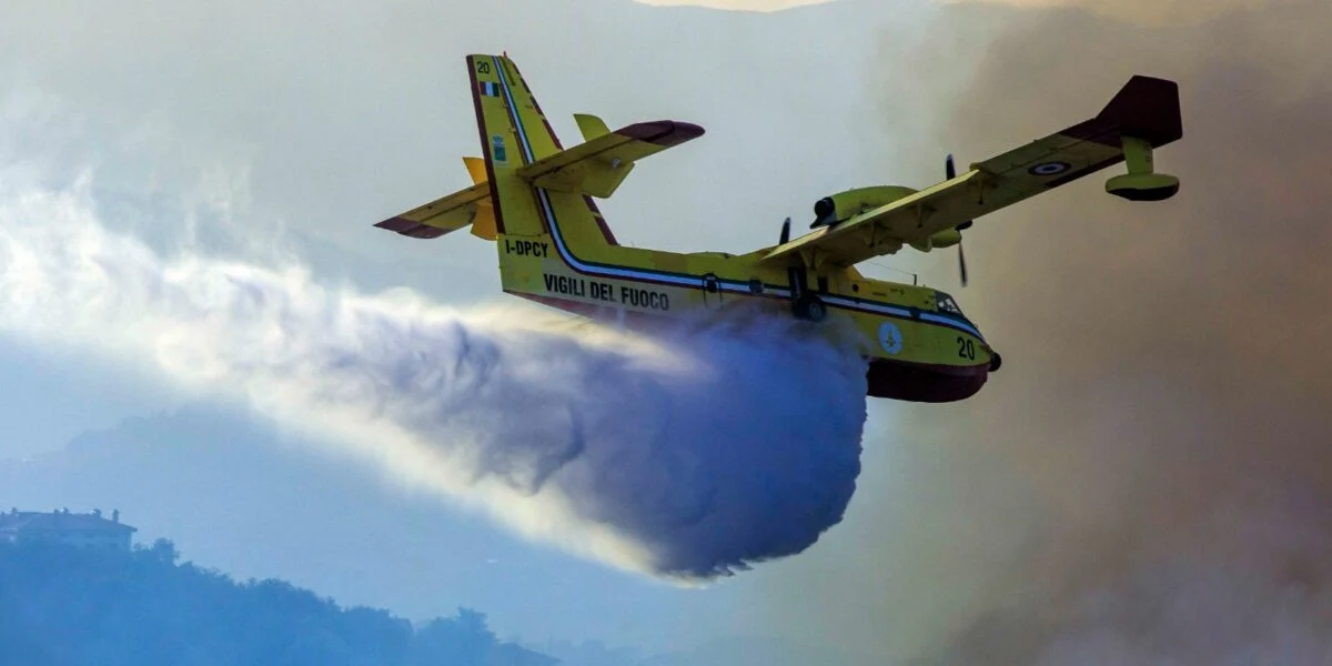 Fire in the Pollino Park, Canadairs in action: fire active for over 48 hours in the Cosentino area