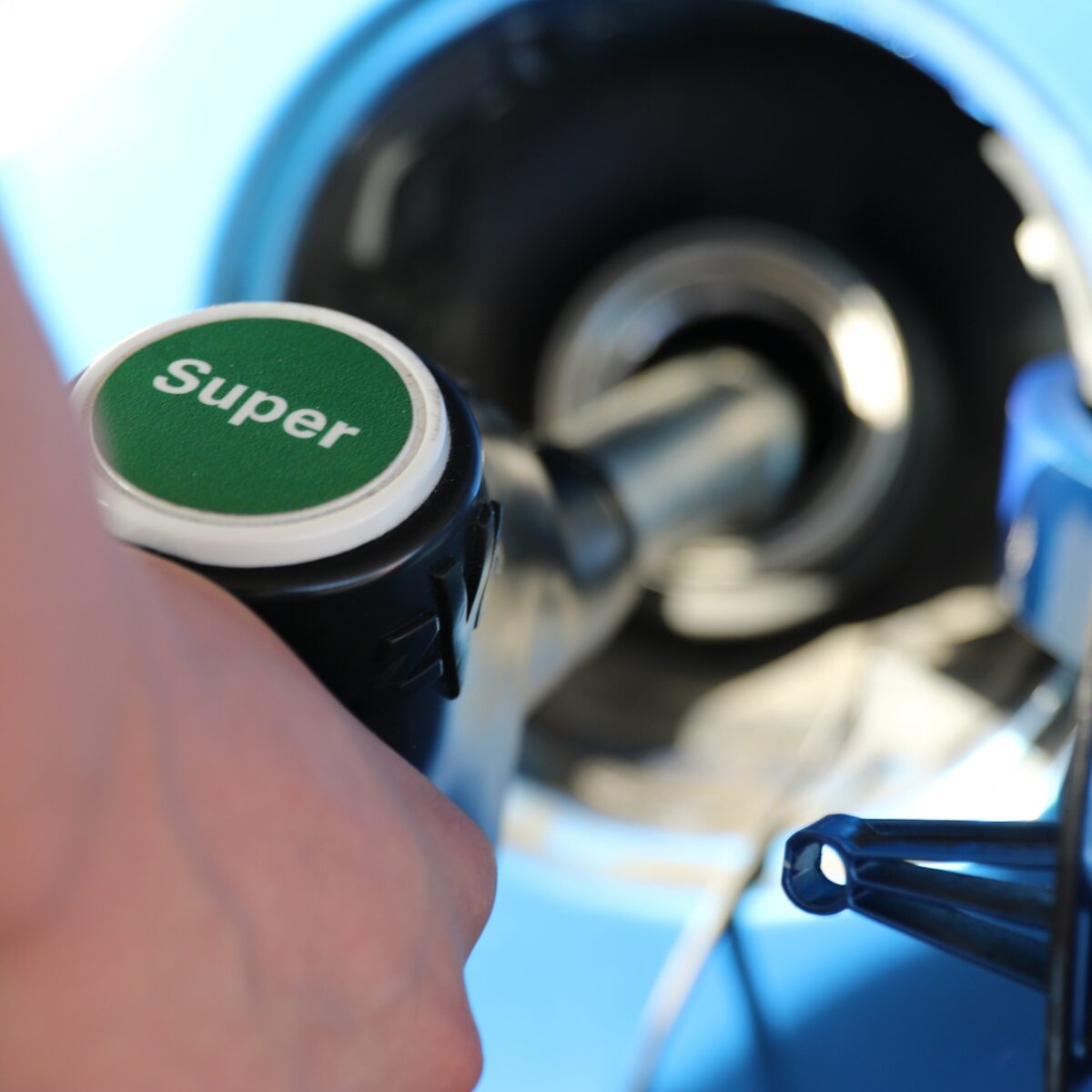 Fuel, summer blow: prices still rising, petrol at 1.949 euros and diesel close to 2.20 on the motorway