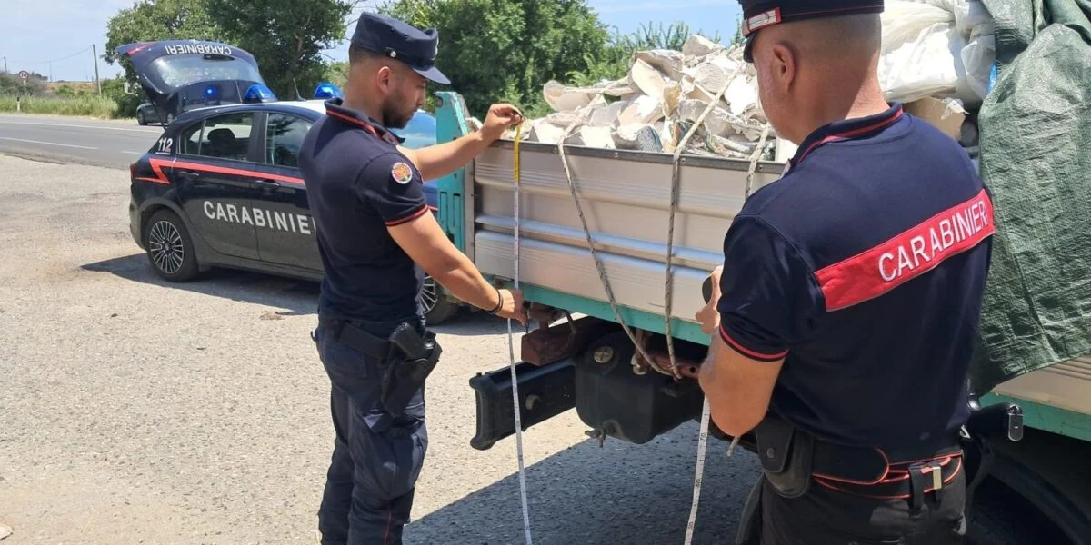 Illegally transports construction waste in the Catanzaro area: truck and 15 quintals of material seized