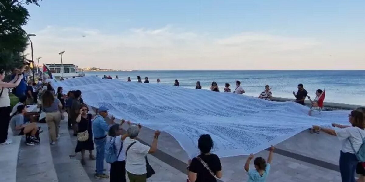 In Catanzaro a shroud with over 18 thousand names of children who died in Palestine