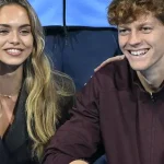 Jannik Sinner "surprised" in Sardinia between dives and fiery kisses with his girlfriend Laila