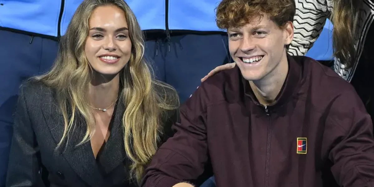 Jannik Sinner "surprised" in Sardinia between dives and fiery kisses with his girlfriend Laila