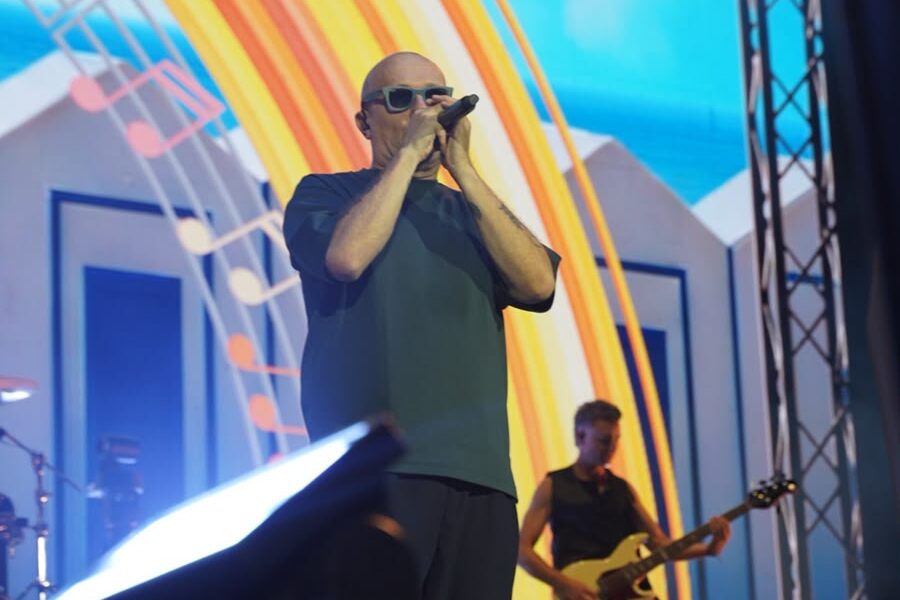 Max Pezzali lights up Messina: 40,000 at Franco Scoglio for a generational karaoke PHOTO