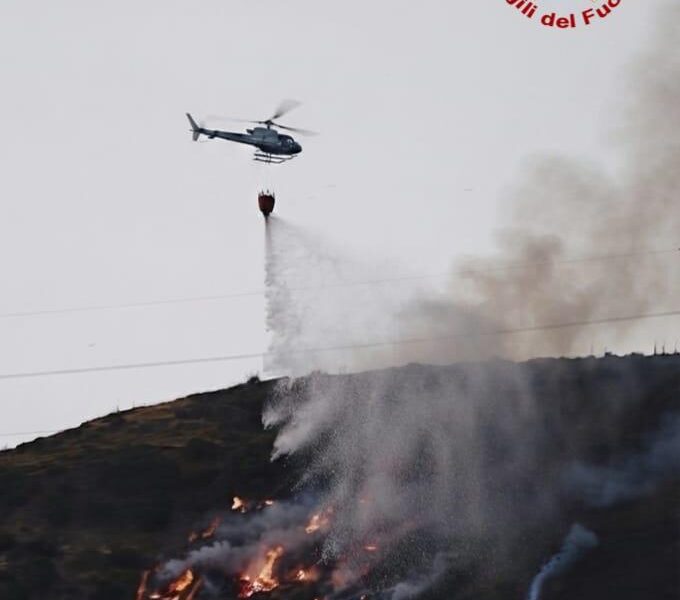Messina: busy day for firefighters, 35 interventions to put out fires: hectares of Mediterranean scrub in smoke