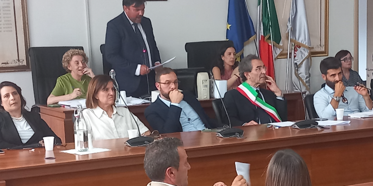 San Giovanni in Fiore, Ambrogio elected Prime Minister. Tough clash in the Chamber with Mayor Barile