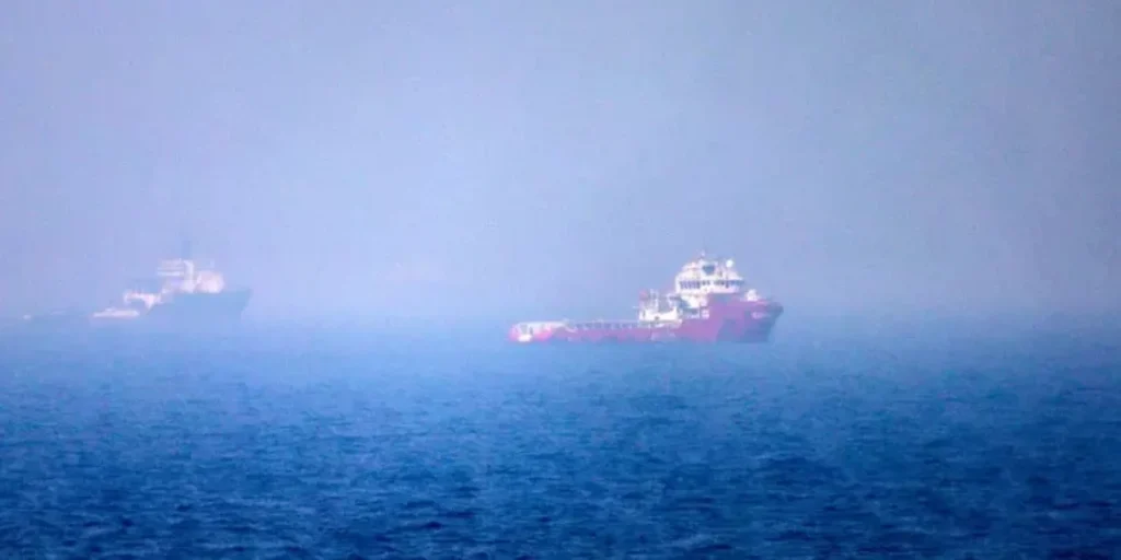 Tehran hits two Emirati oil tankers in Hormuz, one dead. New US raids on Iran