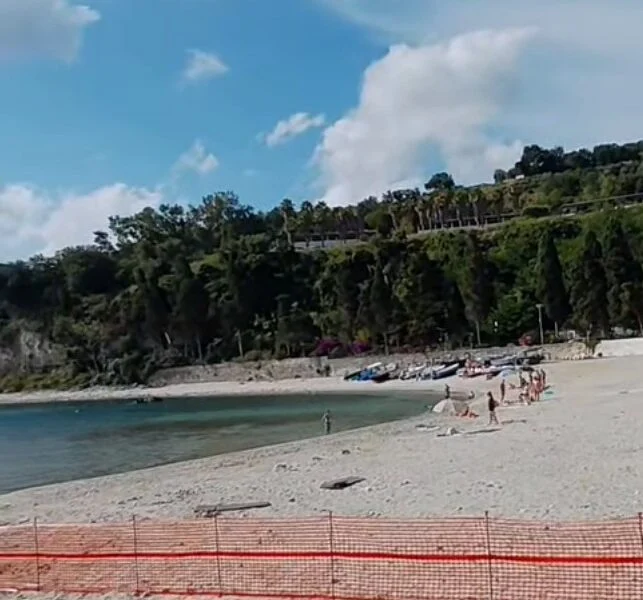 The Briatico paradox: beaches ready but blocked by bureaucracy