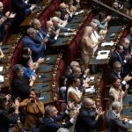 The Chamber gives the electoral law the green light with 217 yes votes. Opposition placards in the Chamber