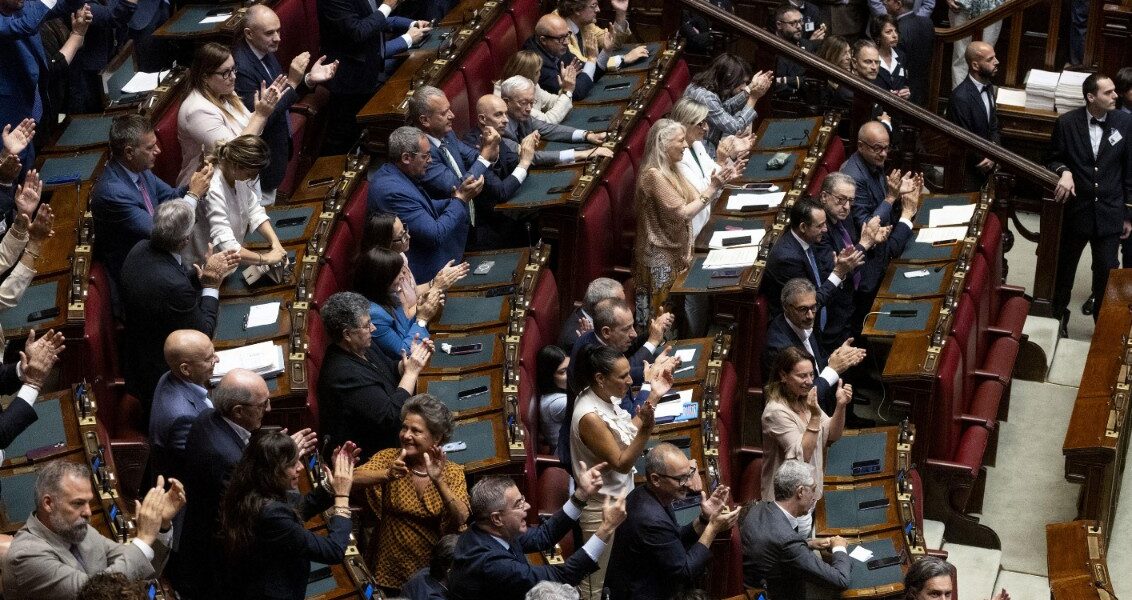 The Chamber gives the electoral law the green light with 217 yes votes. Opposition placards in the Chamber