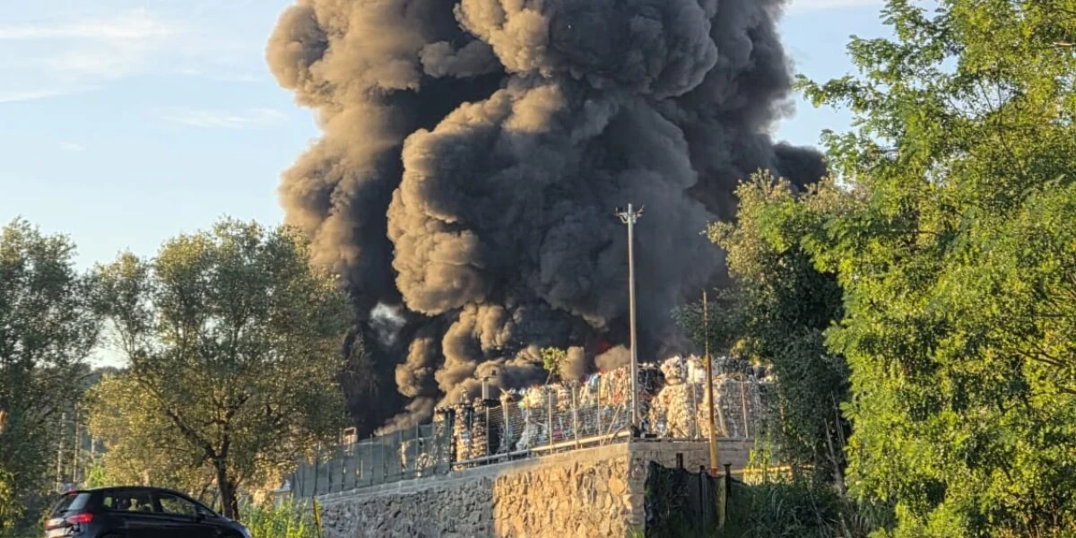 The nightmare returns to Palmi, a huge fire at the "Poly2Oil" waste center two years after the first fire PHOTO
