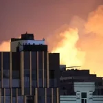 US-Iran escalation over Hormuz: new raids, anti-aircraft fire in Tehran and the Iranian threat to Gulf infrastructure