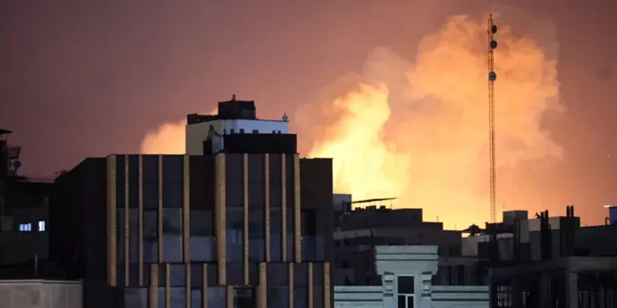 US-Iran escalation over Hormuz: new raids, anti-aircraft fire in Tehran and the Iranian threat to Gulf infrastructure