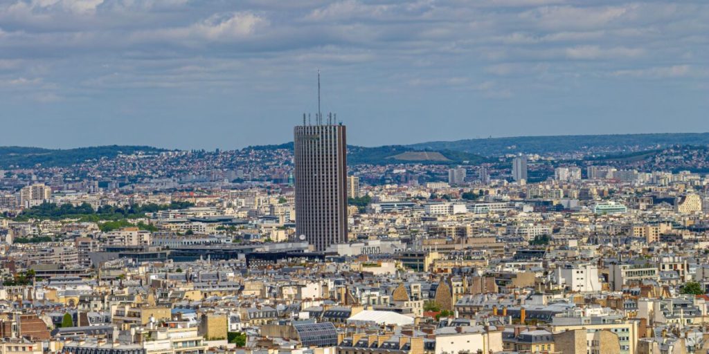 In Paris, windows of the Tour Montparnasse collapse, a security perimeter has been erected