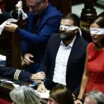 Delmastro case, the Chamber denies the acquisition of the chats: brawl in the Chamber after the vote: Greens and Left "blindfolded"