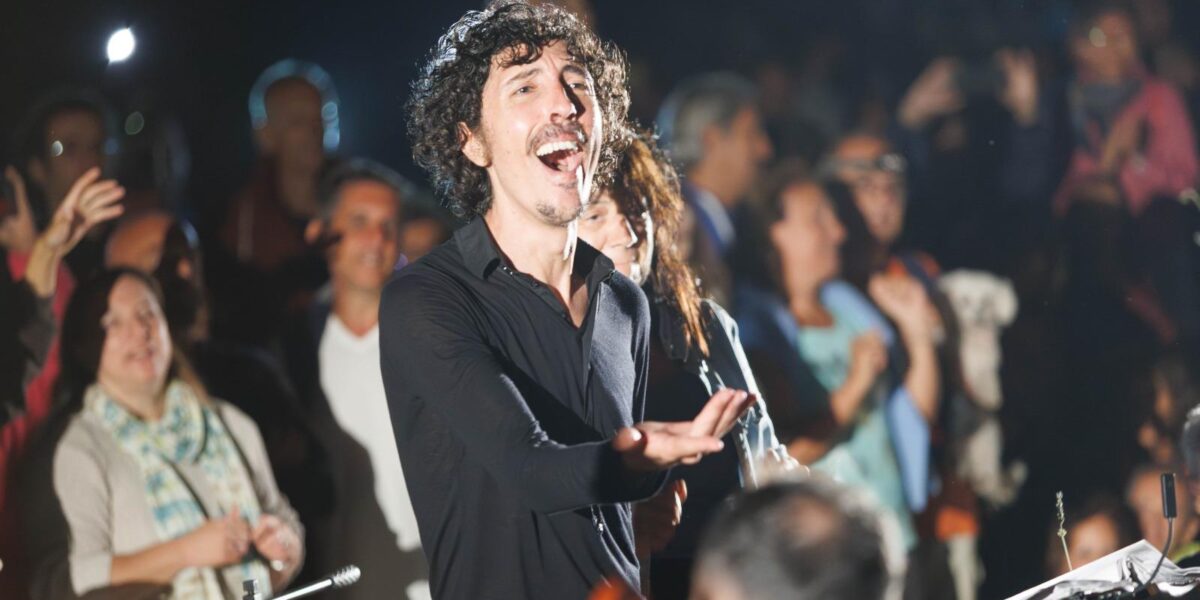 Ecstasy at Argimusco, thousands of souls dancing for Battiato in the solemn rite of the "Teatri di Pietra" lyric festival
