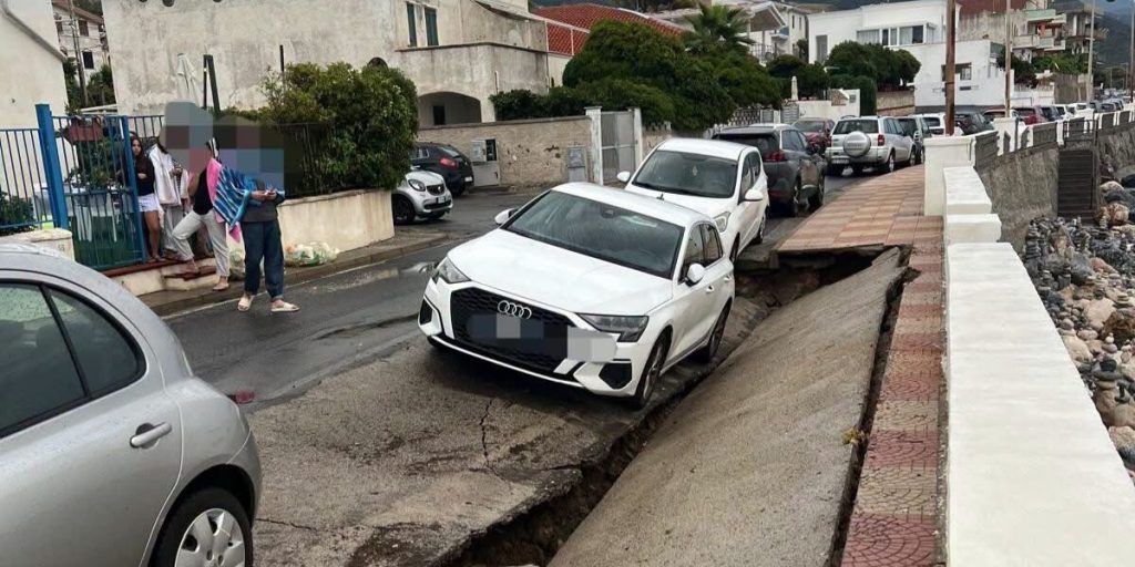 Landslide in San Lucido: part of the seafront collapses and two cars sink into the chasm