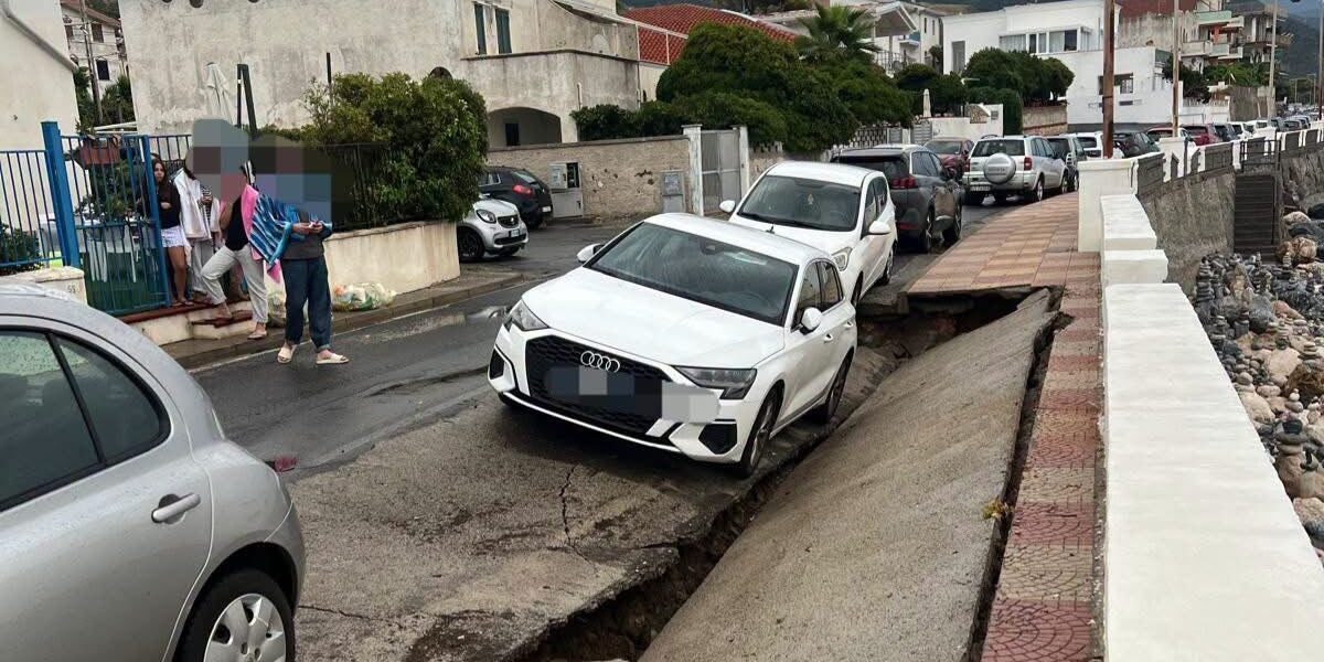 Landslide in San Lucido: part of the seafront collapses and two cars sink into the chasm