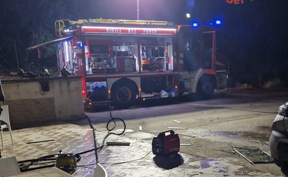 Mileto, gas cylinder explodes in a B&B: three injured with a guarded prognosis, a 10-year-old girl seriously injured. They were all transferred to specialized centers