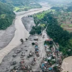 Nepal, Zoyal saves herself from the flood by climbing a tree: at 8 years old she finds her mother thanks to a journalist