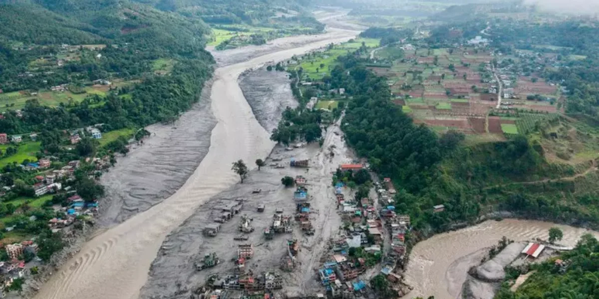 Nepal, Zoyal saves herself from the flood by climbing a tree: at 8 years old she finds her mother thanks to a journalist