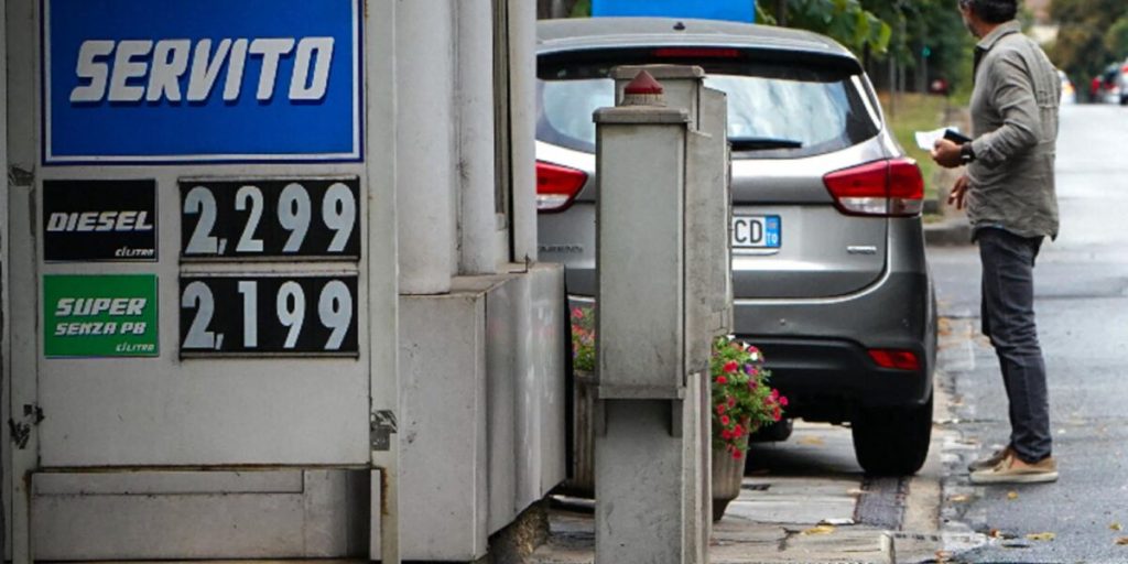Petrol at 2.017 euros, diesel at 2.137: today the government decides on the extension of the cut