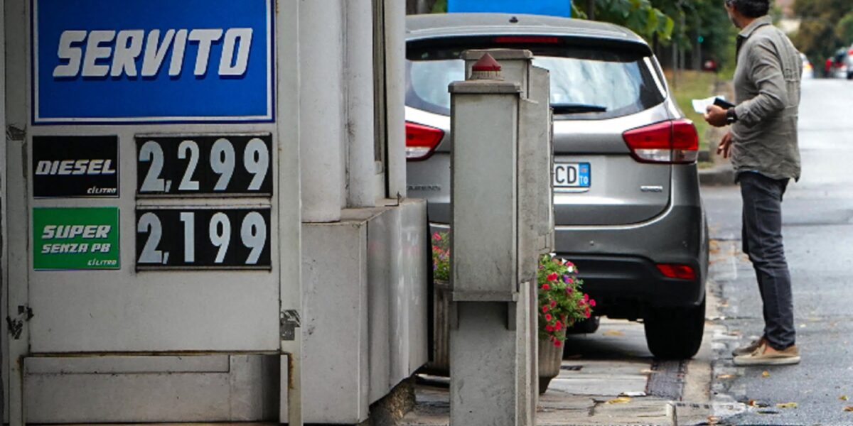 Petrol at 2.017 euros, diesel at 2.137: today the government decides on the extension of the cut
