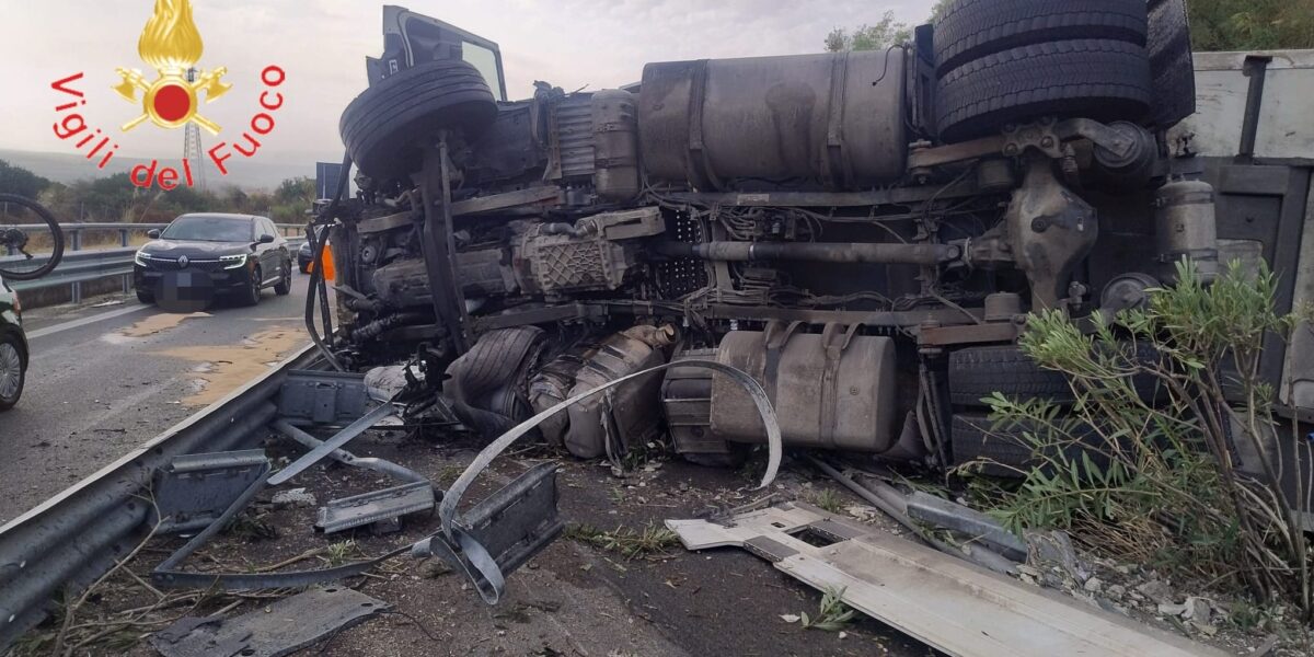 A2 Del Mediterraneo: truck overturns in Saracena, one injured. Traffic blocked and diversions towards the South PHOTO