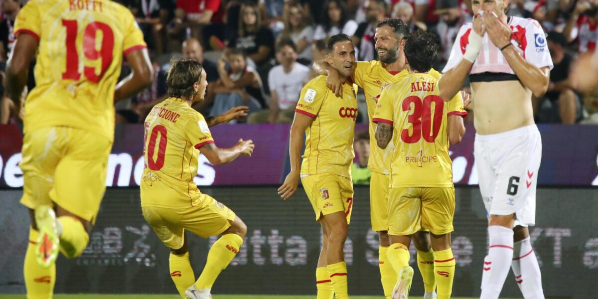 Catanzaro throws themselves away on their debut: twice ahead (D'Alessandro and Verrengia), but Vicenza wins