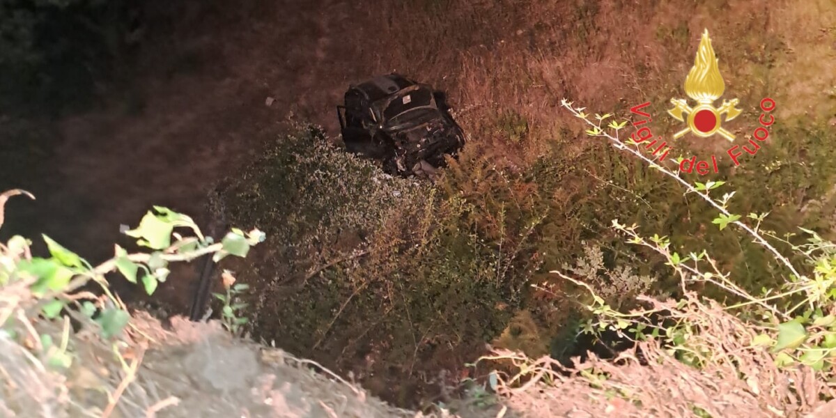 Chiaravalle, the car falls down a 15 meter cliff. Only minor injuries to the driver
