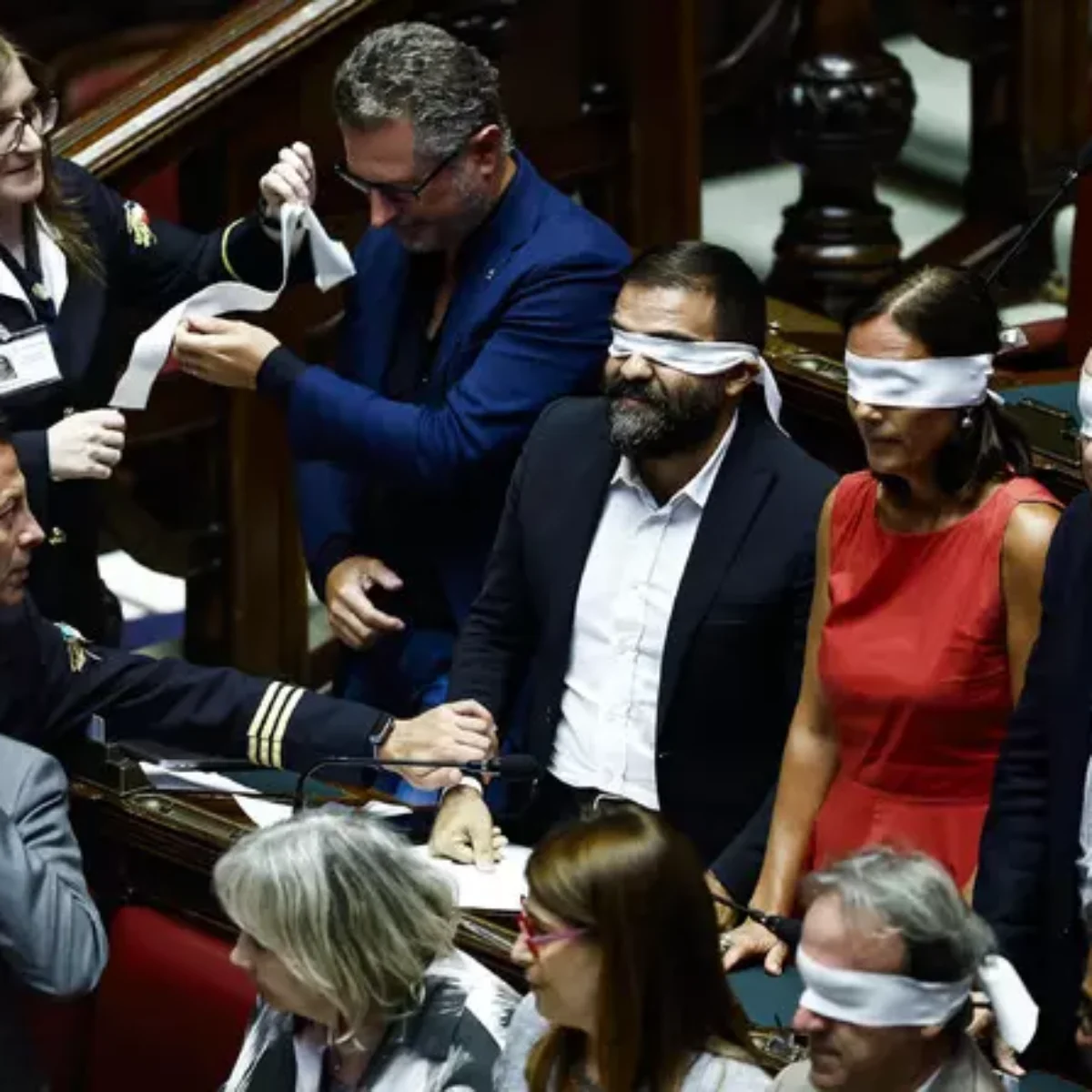 Delmastro case: opposition protest in Parliament