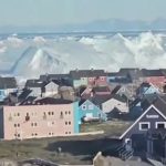 Greenland, the spectacular rollover of the iceberg: sudden waves on the fjord. The video