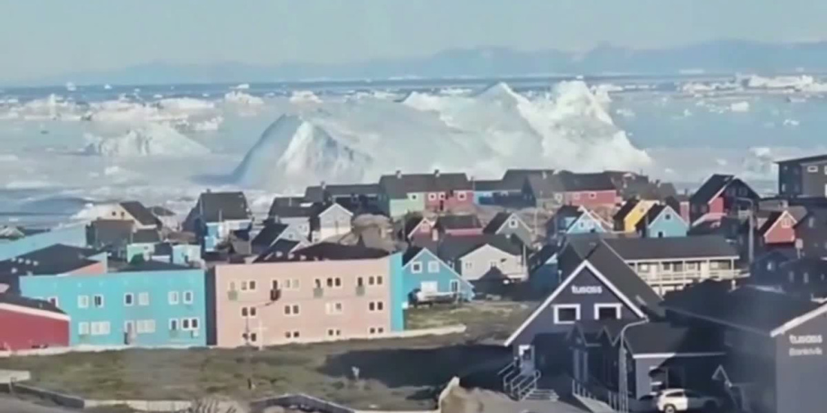 Greenland, the spectacular rollover of the iceberg: sudden waves on the fjord. The video